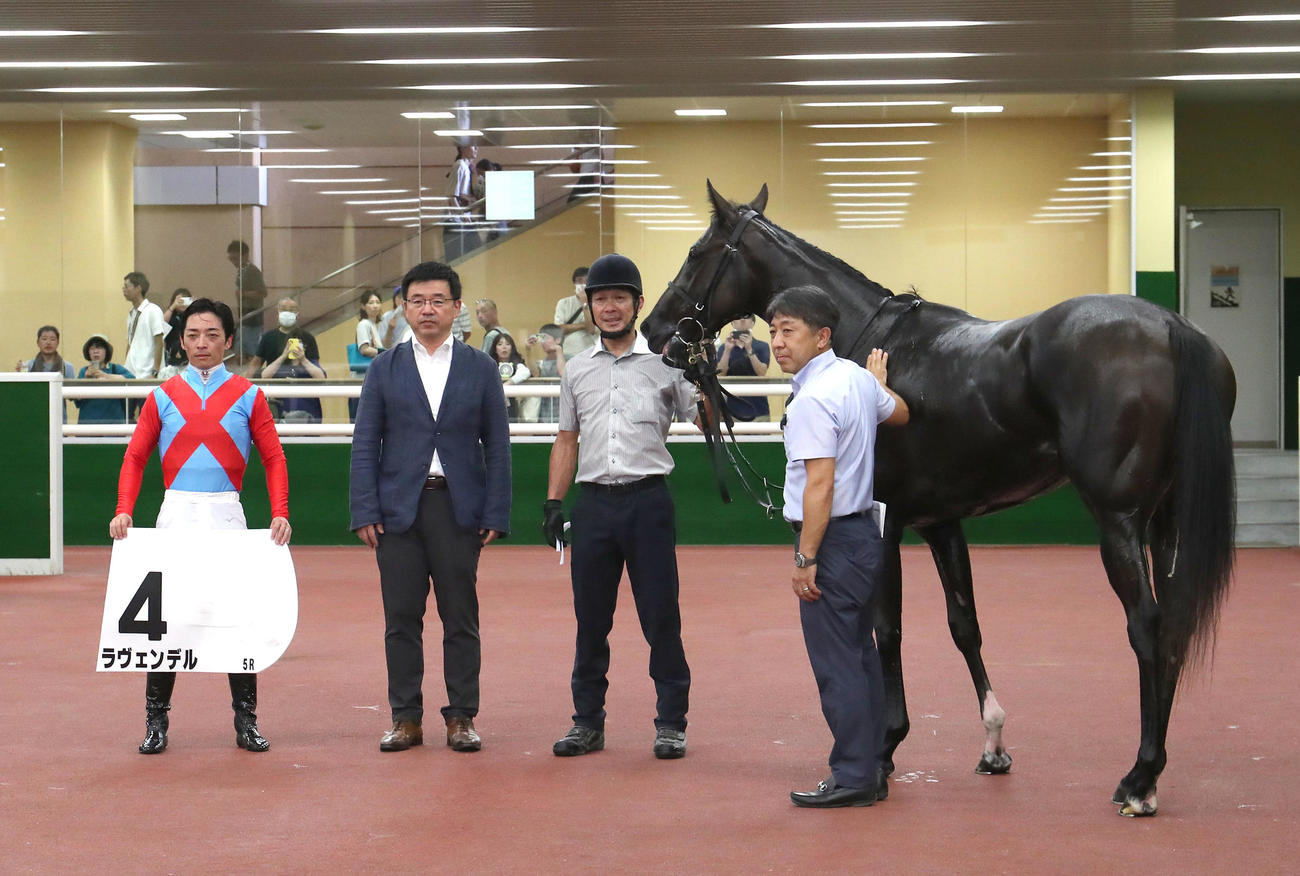中京5R新馬戦を制したラヴェンデルと口取りに並ぶ川田騎手（左）（撮影・白石智彦）