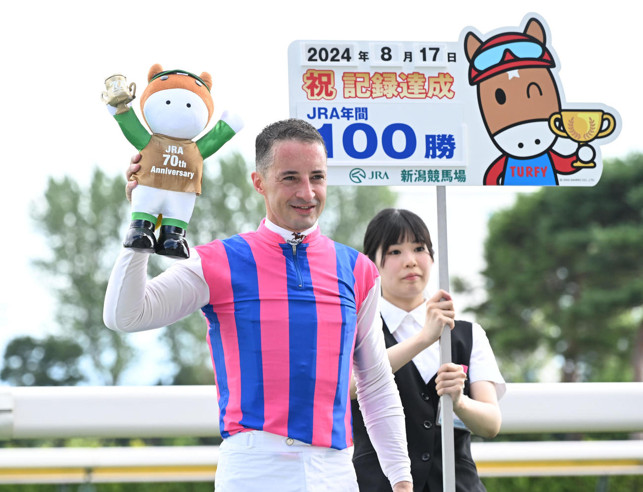 新潟9R瀬波温泉特別を制し、10年連続10回目のJRA年間100勝を達成したC・ルメール騎手