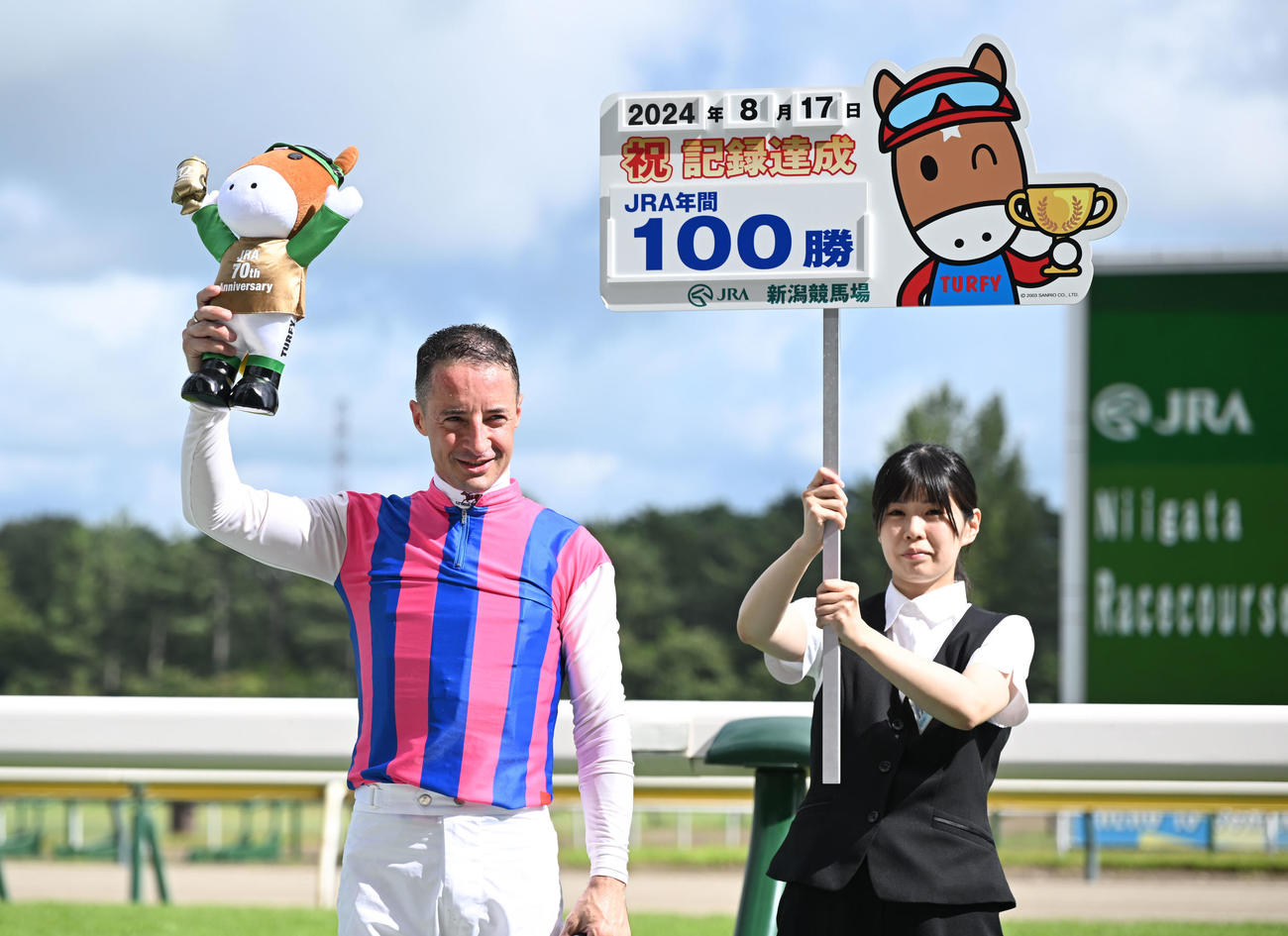 新潟9R瀬波温泉特別を制し、10年連続10回目のJRA年間100勝を達成したC・ルメール騎手