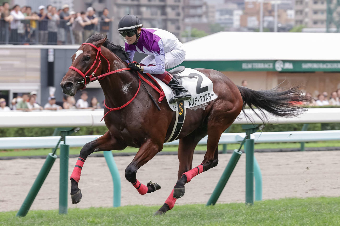 デビュー戦をレコードタイムで制したメリディアンスターと笹川騎手（撮影・村野早祐）
