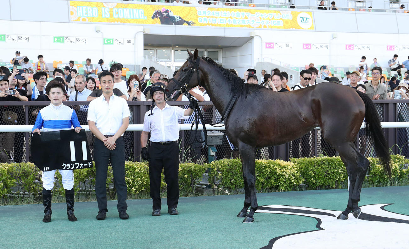 中京11R、豊明Sを制したクランフォードと口取りに並ぶ西村騎手（左）ら（撮影・白石智彦）