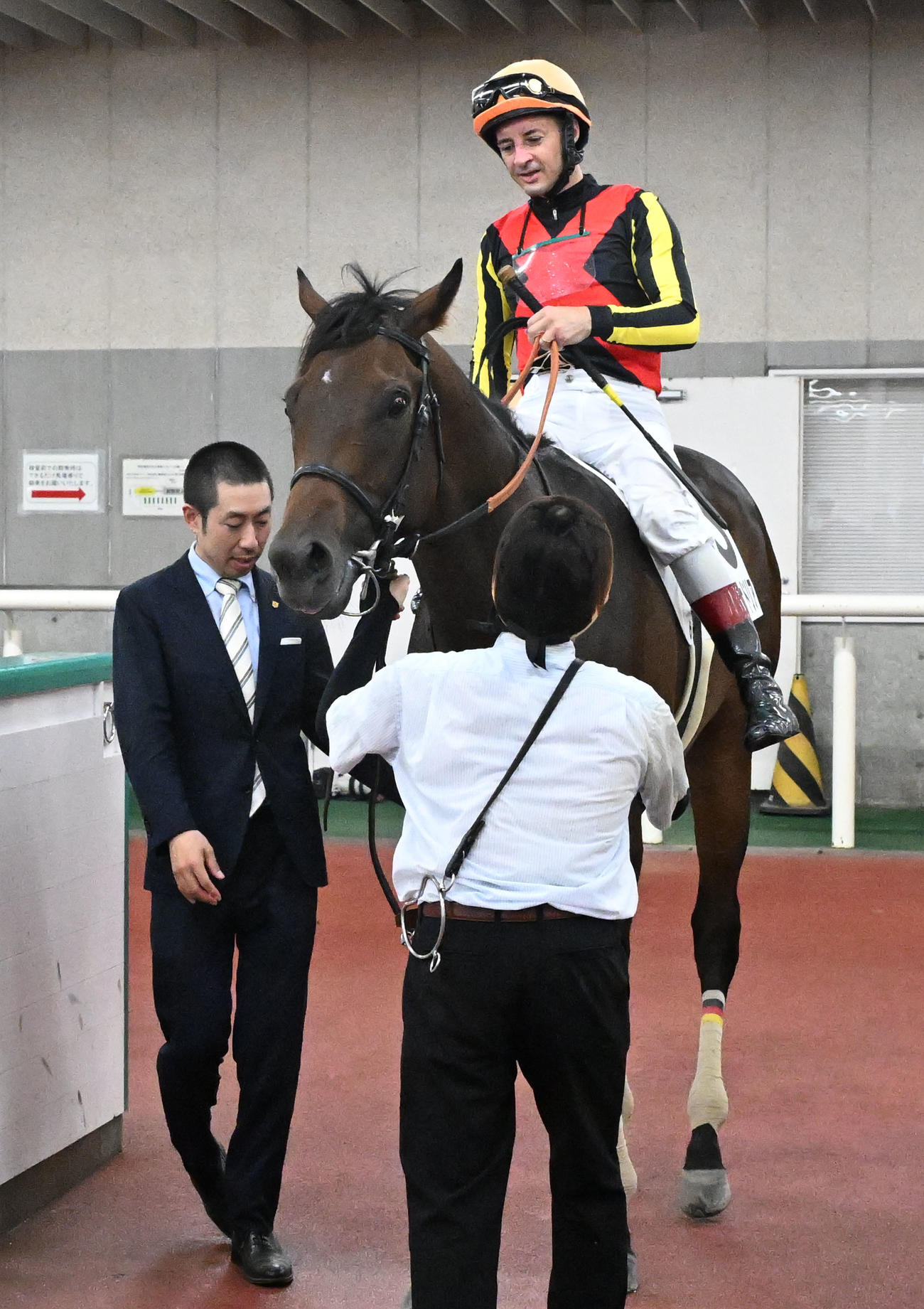 新潟6R、2歳新馬戦を制したジャナドリアとルメール騎手。左は武井師（撮影・千葉一成）
