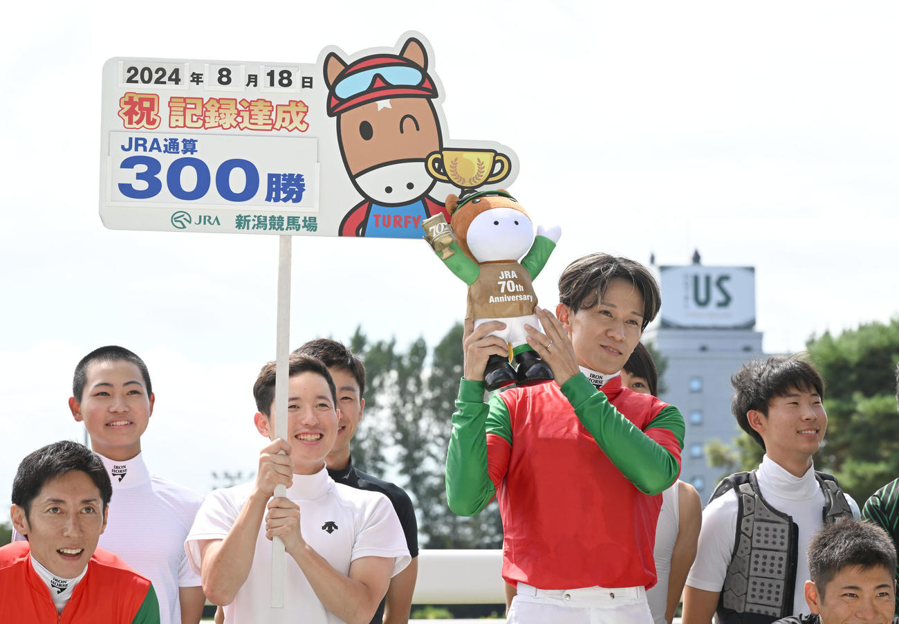 新潟1RでJRA通算300勝を挙げた石川裕騎手。結婚したことも発表した（撮影・千葉一成）