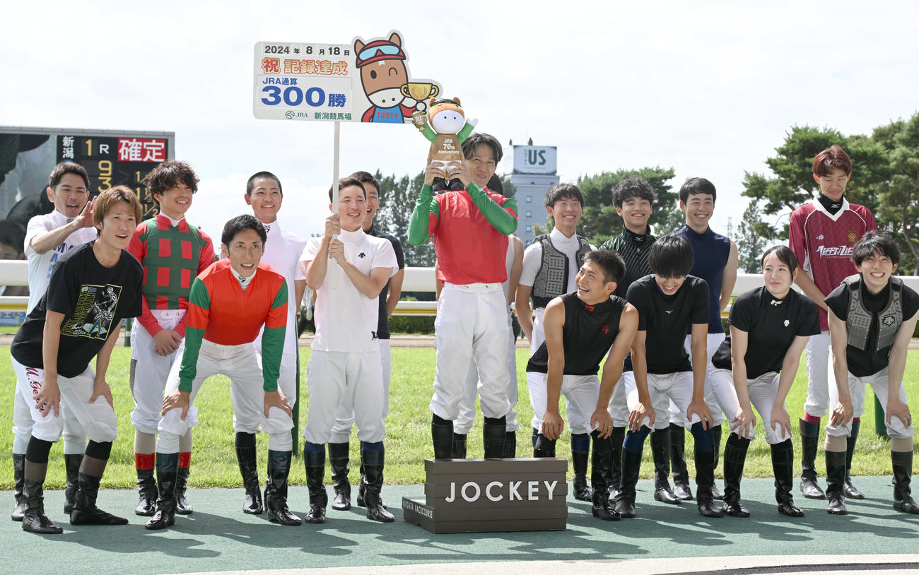新潟1R、2歳未勝利戦をミラーダカリエンテで制し、JRA通算300勝を挙げた石川裕騎手（中央）。結婚したことも発表した（撮影・千葉一成）