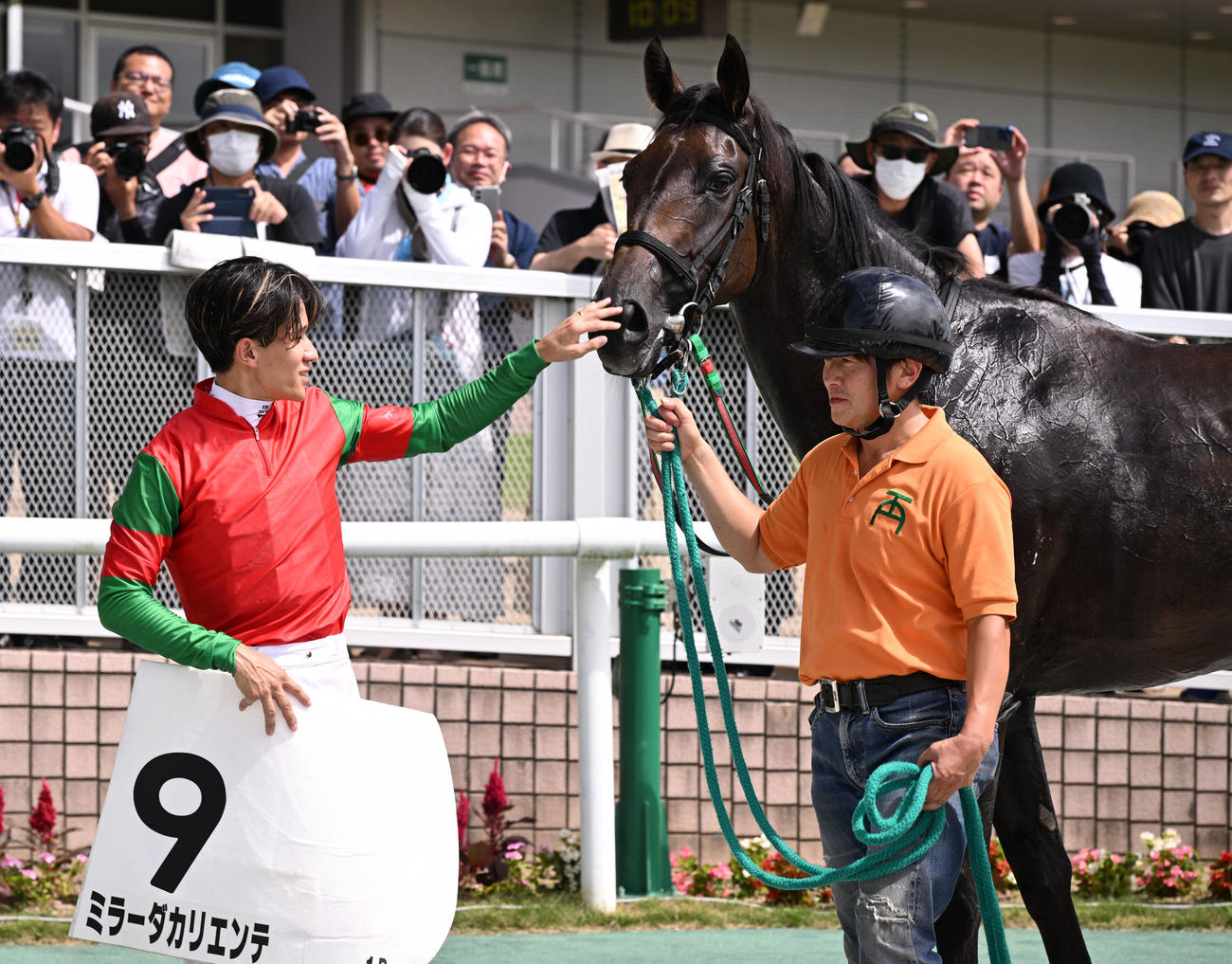 新潟1R、2歳未勝利戦を制し、ミラーダカリエンテをねぎらうJRA通算300勝を挙げた石川裕騎手（撮影・千葉一成）