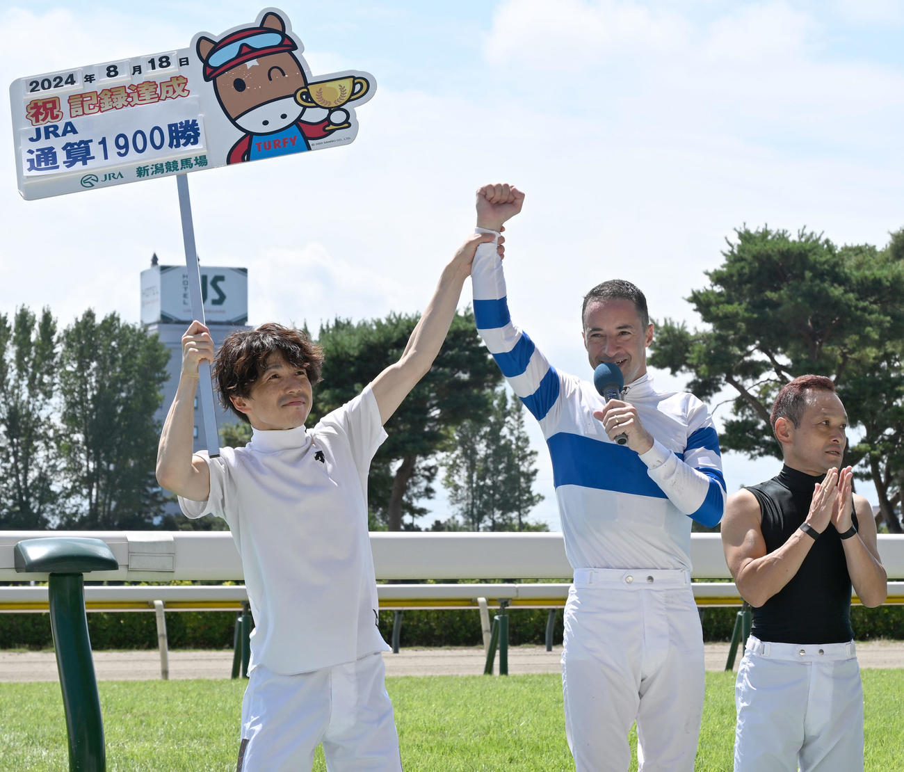 新潟2R、2歳未勝利戦を制しJRA通算1900勝を挙げたルメール騎手。左は松岡騎手（撮影・千葉一成）