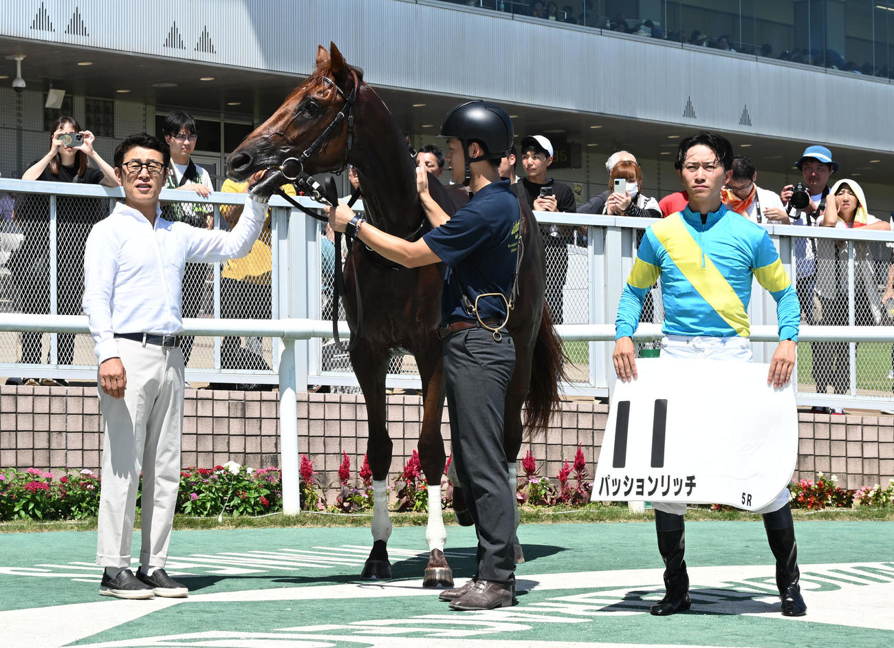 新潟5R新馬戦を制したパッションリッチの口取りをする菅原明騎手と久保田師（撮影・千葉一成）