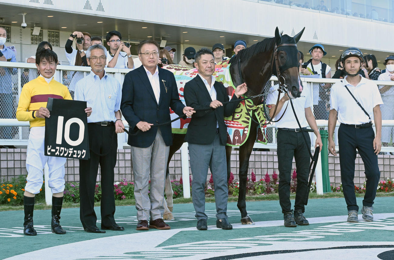 阿賀野川特別を制したピースワンデュックの口取りをする柴田騎手と大竹師（右から3人目）
