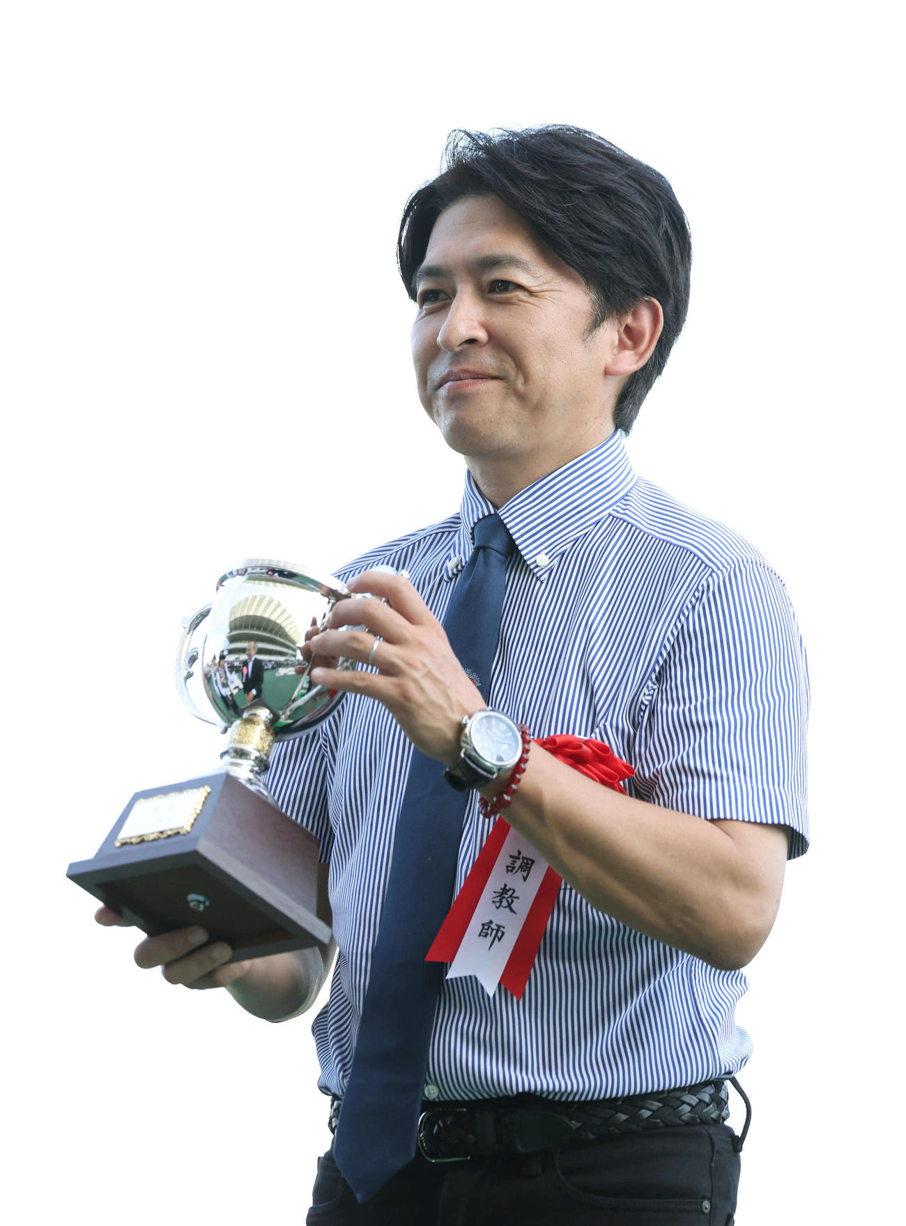 ドロップオブライトでCBC賞を制しJRA重賞初勝利を挙げ、笑顔でトロフィーを手にする福永師