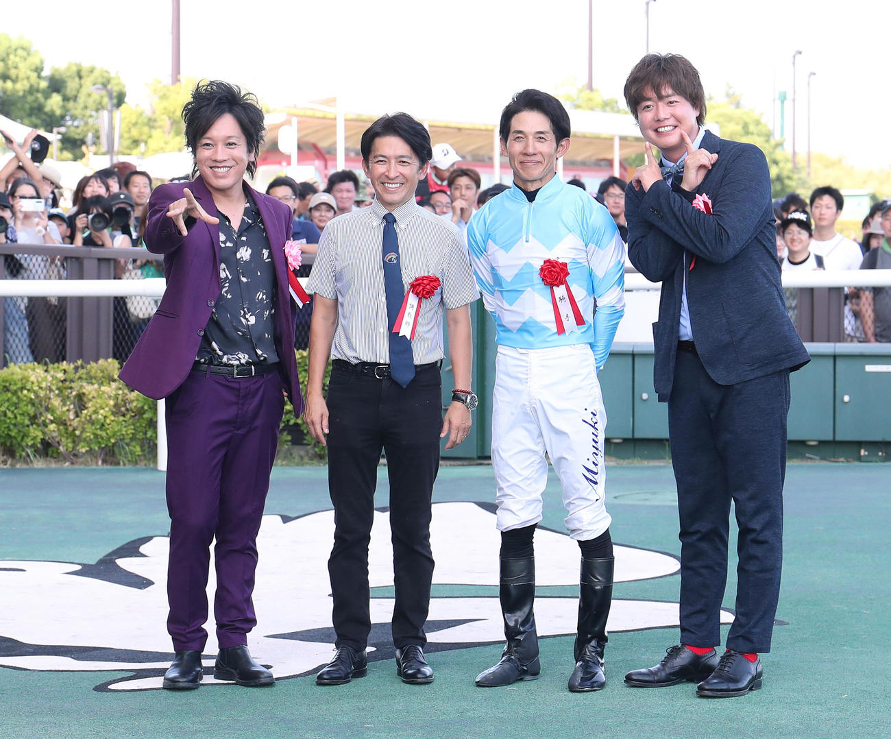 記念写真に納まる左からぺこぱの松陰寺太勇、福永師、幸騎手、ぺこぱのシュウペイ（撮影・白石智彦）