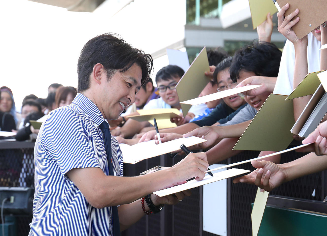 表彰式後にファンにサインする福永師（撮影・白石智彦）