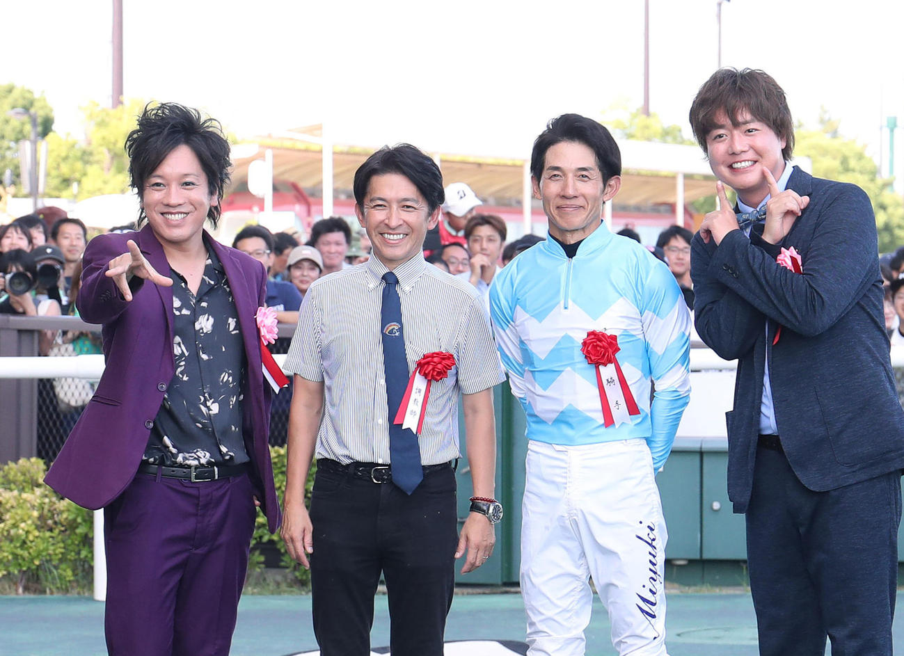 記念写真に納まる左からぺこぱの松陰寺太勇、福永師、幸騎手、ぺこぱのシュウペイ（撮影・白石智彦）