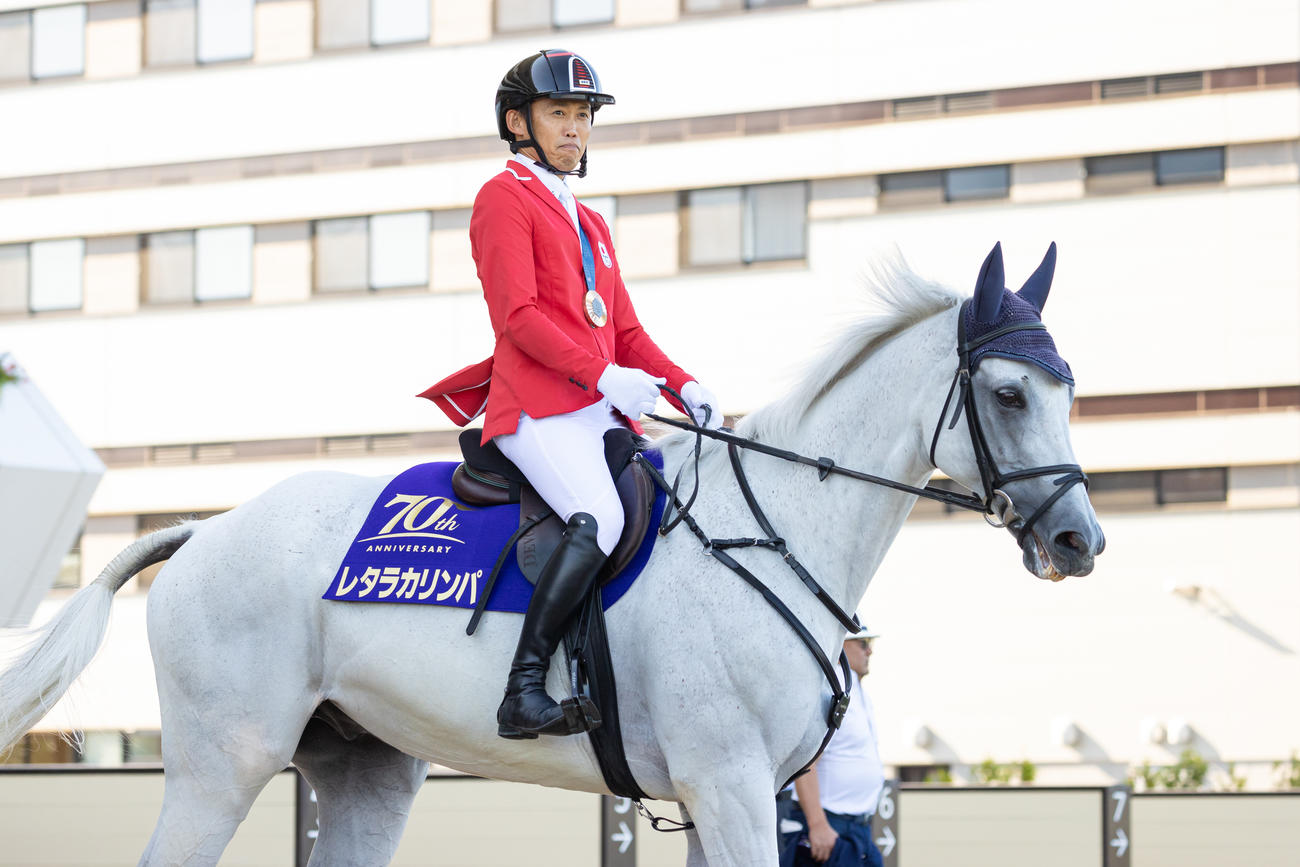 札幌記念の誘導馬に騎乗する銅メダリストの戸本一真（撮影・村野早祐）