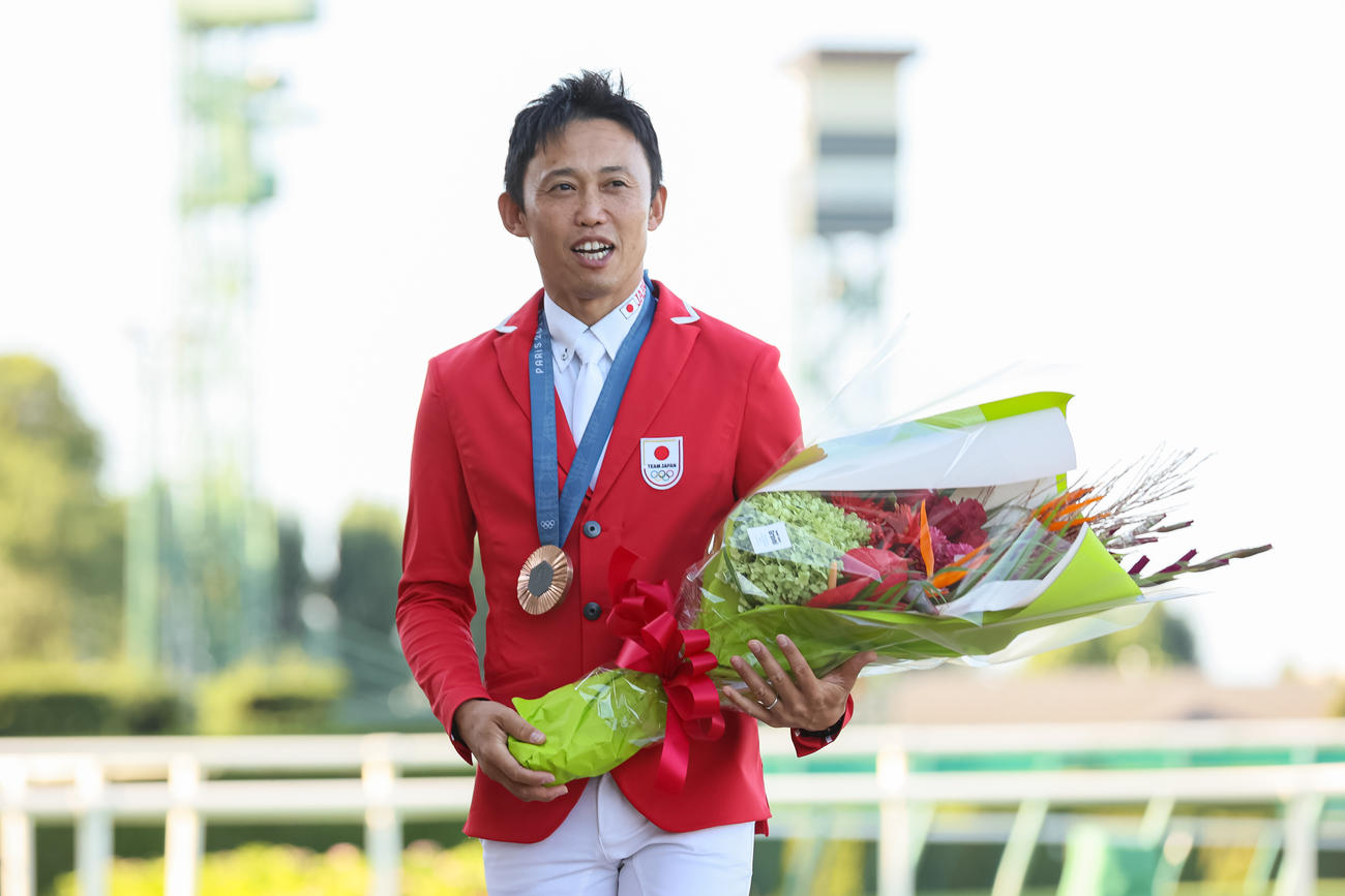 札幌競馬場でファンに挨拶する銅メダリストの戸本一真（撮影・村野早祐）