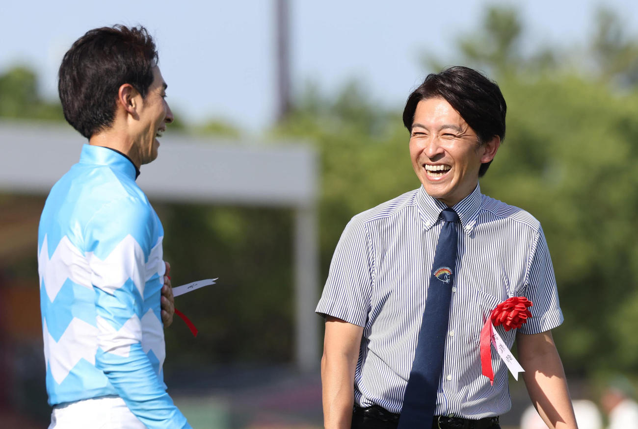 口取り後に談笑する幸騎手（左）と福永師（撮影・白石智彦）