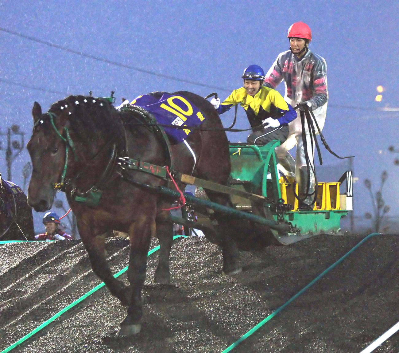 10年8月、初めてばんえい競馬に挑戦した武豊騎手