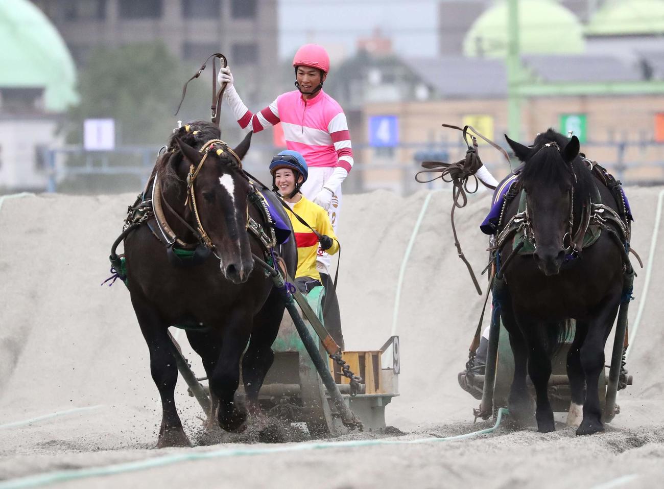 19年ばんえい競馬「JRAジョッキーDAY」でばん馬を操る藤田菜七子騎手