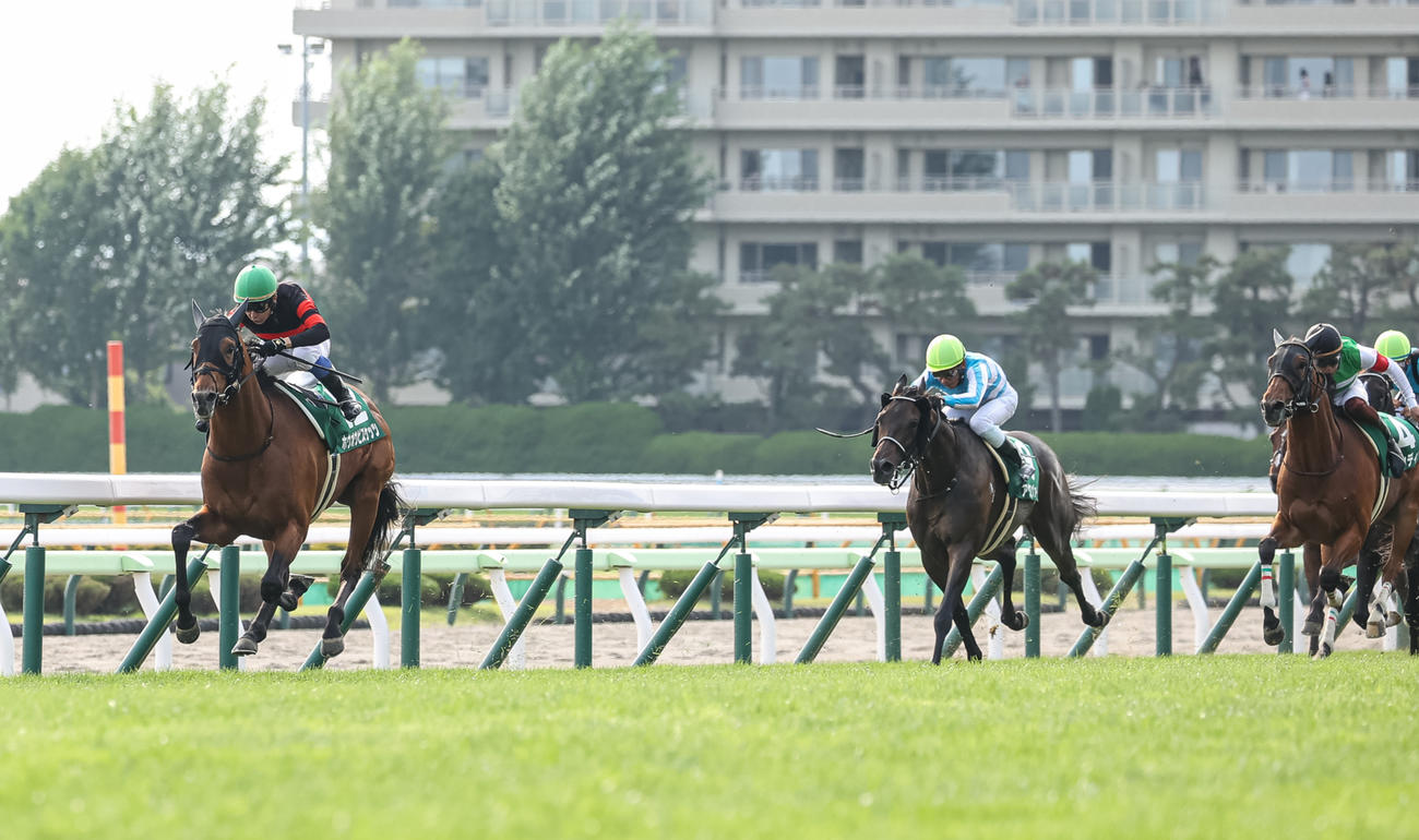 7月14日、札幌記念と同様に直線抜け出し函館記念を制したホウオウビスケッツと岩田康騎手（左）