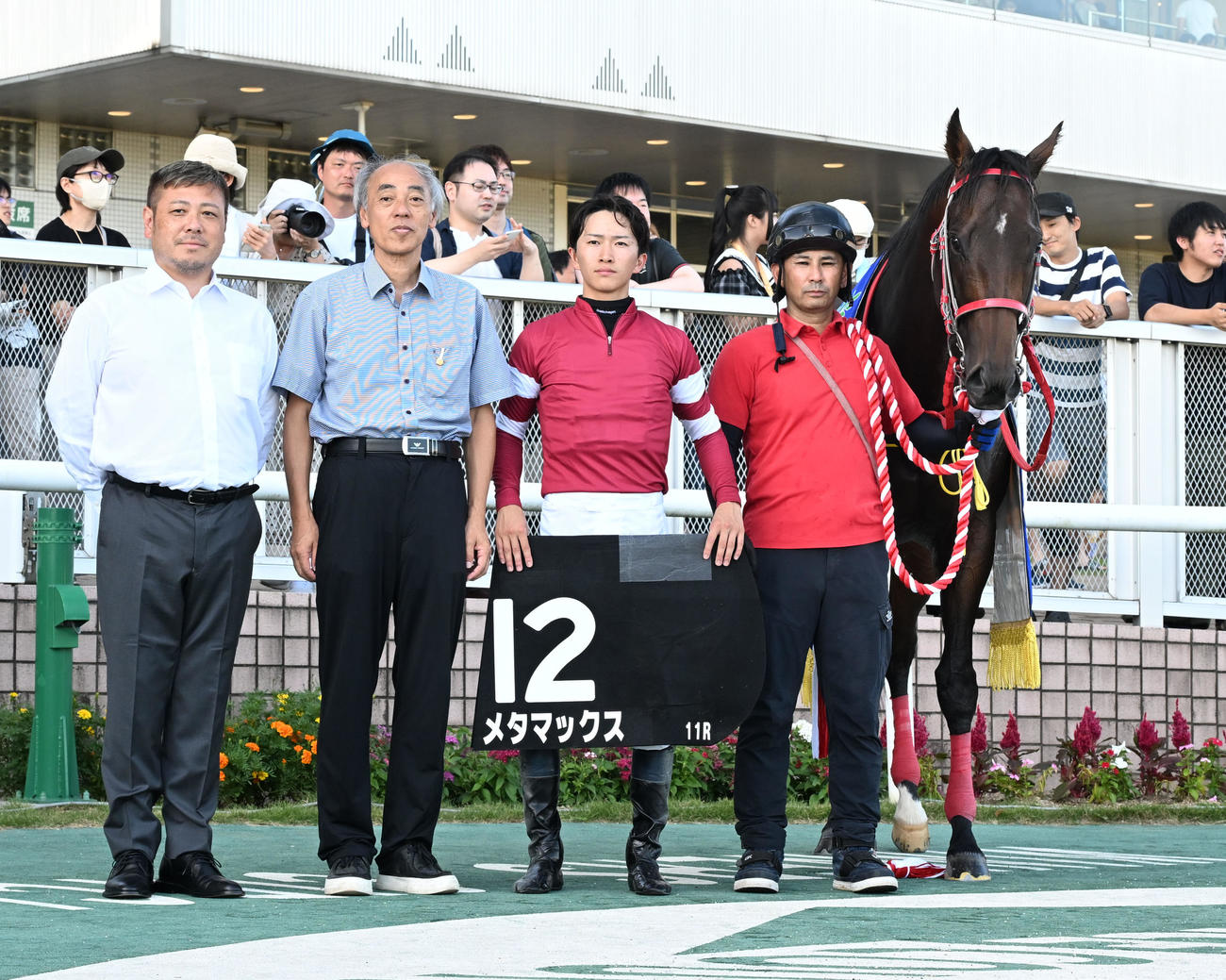 新潟11R、NST賞を制したメタマックスの口取りをする菅原騎手と森師（左から2人目）（撮影・千葉一成）