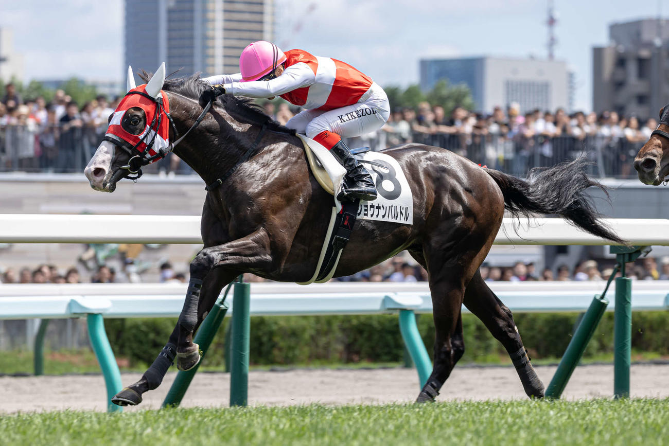 札幌5R、新馬戦を制したショウナンバルドルと池添騎手（撮影・村野早祐）