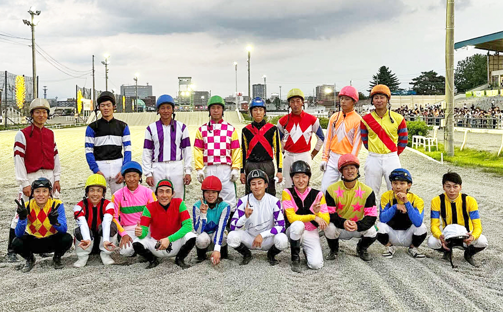 エキシビションレースを制した富田暁騎手は右手人差し指を立てて1着の決めポーズ（下段右から5人目）