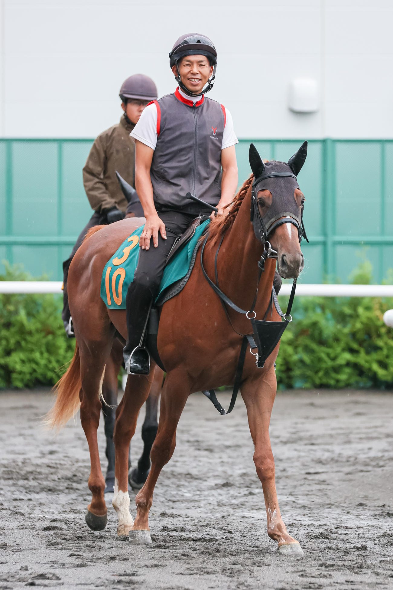 デビューに向け札幌競馬場で調整されるファンタズマ（撮影・村野早祐）