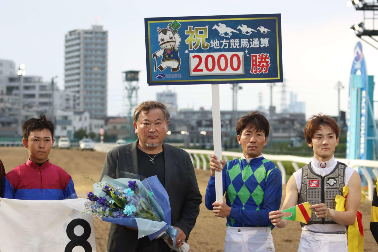 浦和9Rで地方競馬通算2000勝を達成した浦和の小久保智調教師（左から2人目）