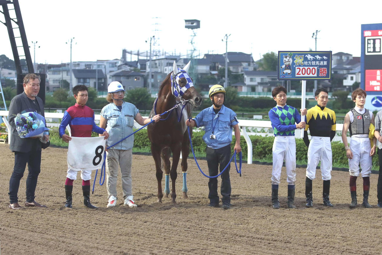 浦和9Rで地方競馬通算2000勝を達成した浦和の小久保智調教師（左端）