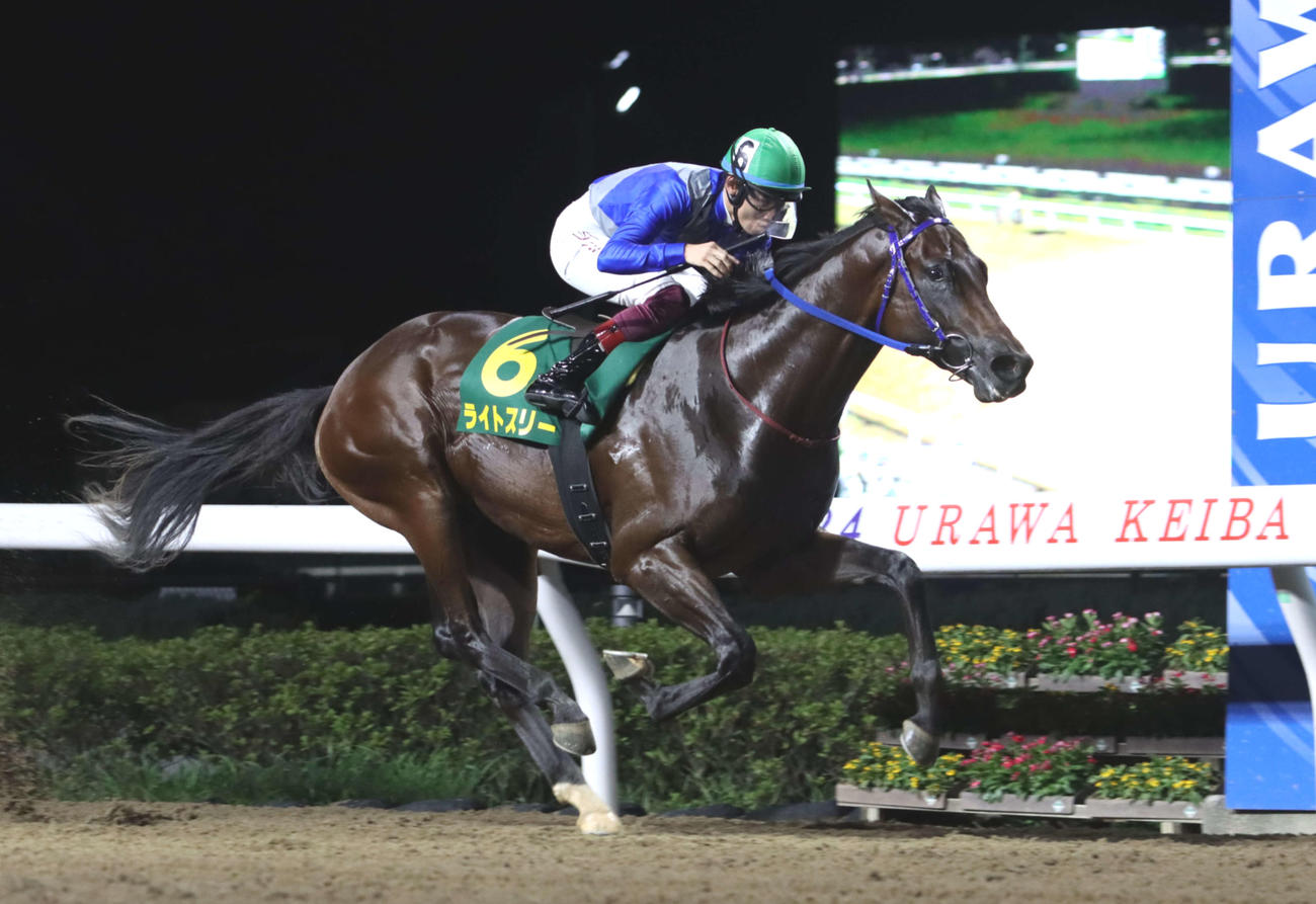 2着に7馬身差の逃げ切りでルーキーズサマーCを制したライトスリーと笹川翼騎手