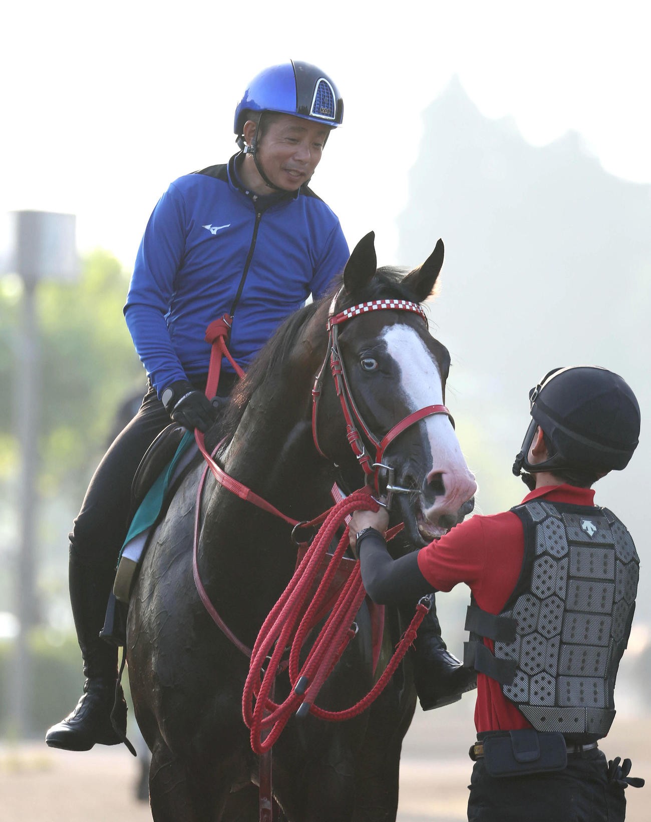 岩田康誠騎手を背に調教から引き揚げるシンフォーエバー（2024年8月22日撮影）