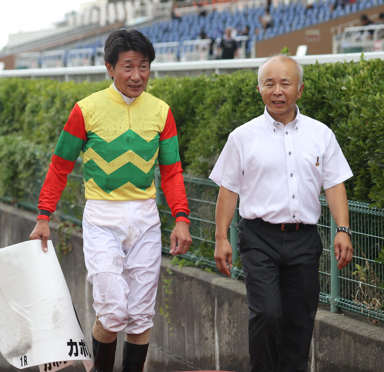 新潟1Rで1着カポレイラの柴田善騎手（左）と中舘調教師（撮影・柴田隆二）