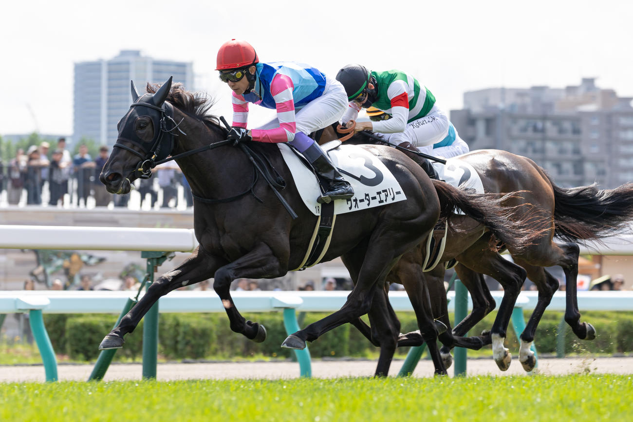 札幌1R、2歳未勝利を制したウォーターエアリーと武豊騎手（手前）（撮影・村野早祐）