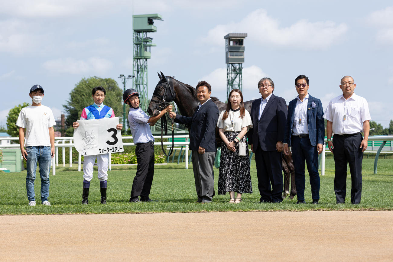 2歳未勝利を制したウォーターエアリーと武豊騎手（撮影・村野早祐）