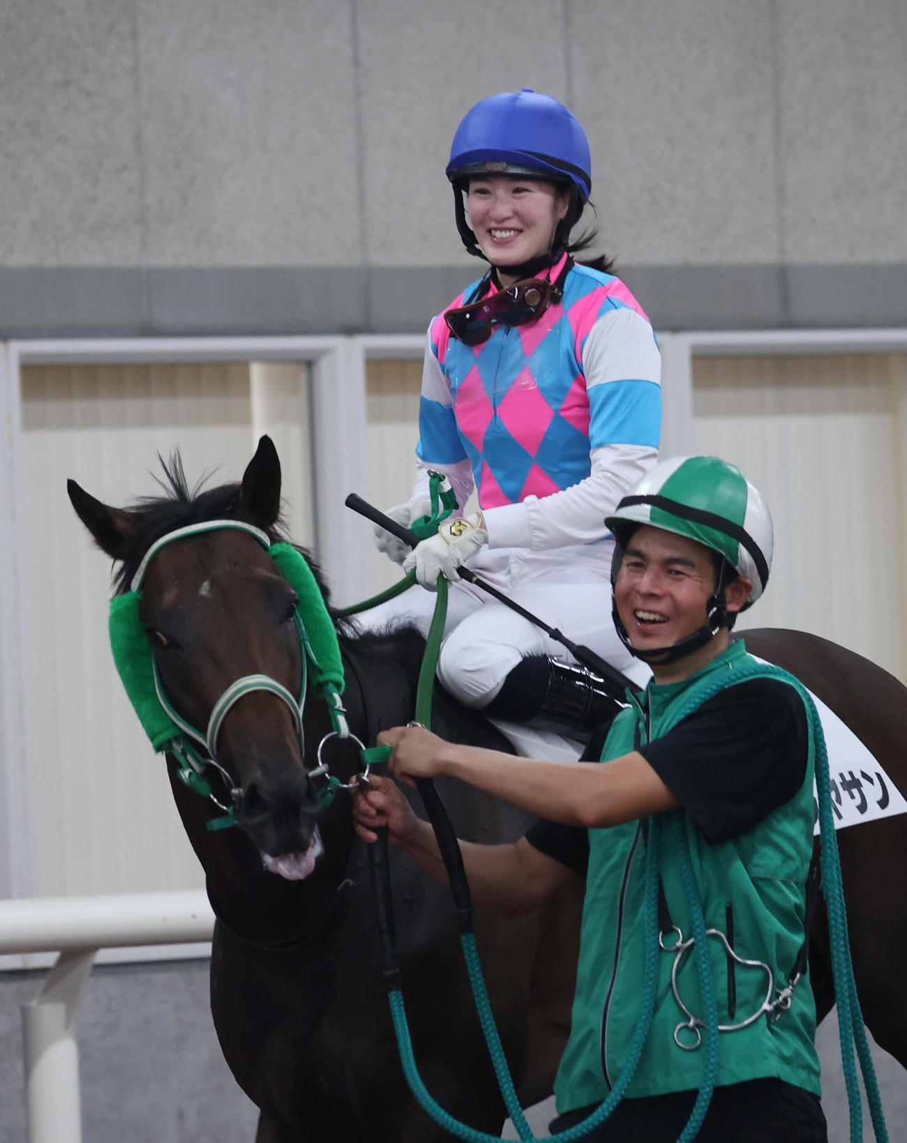 新潟2Rで1着のウヌボレヤサンと藤田菜七子騎手（撮影・柴田隆二）