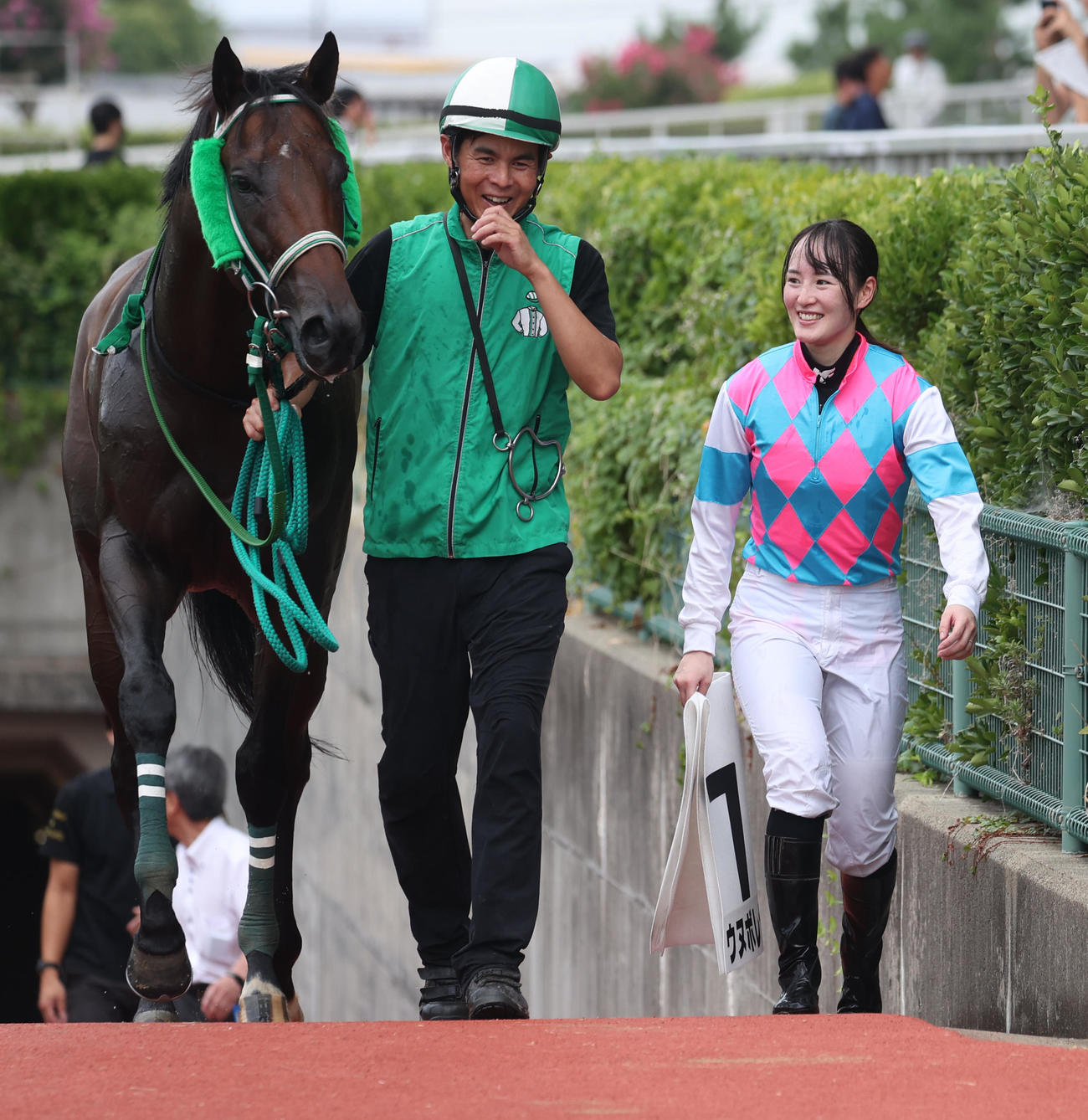 新潟2Rで1着のウヌボレヤサンと藤田菜七子騎手（撮影・柴田隆二）