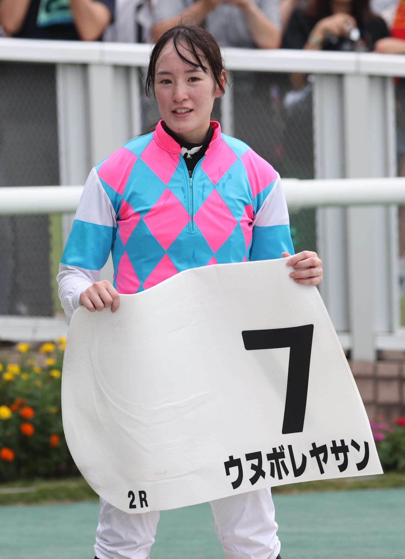 新潟2R、1着のウヌボレヤサンに騎乗した藤田菜七子騎手（撮影・柴田隆二）