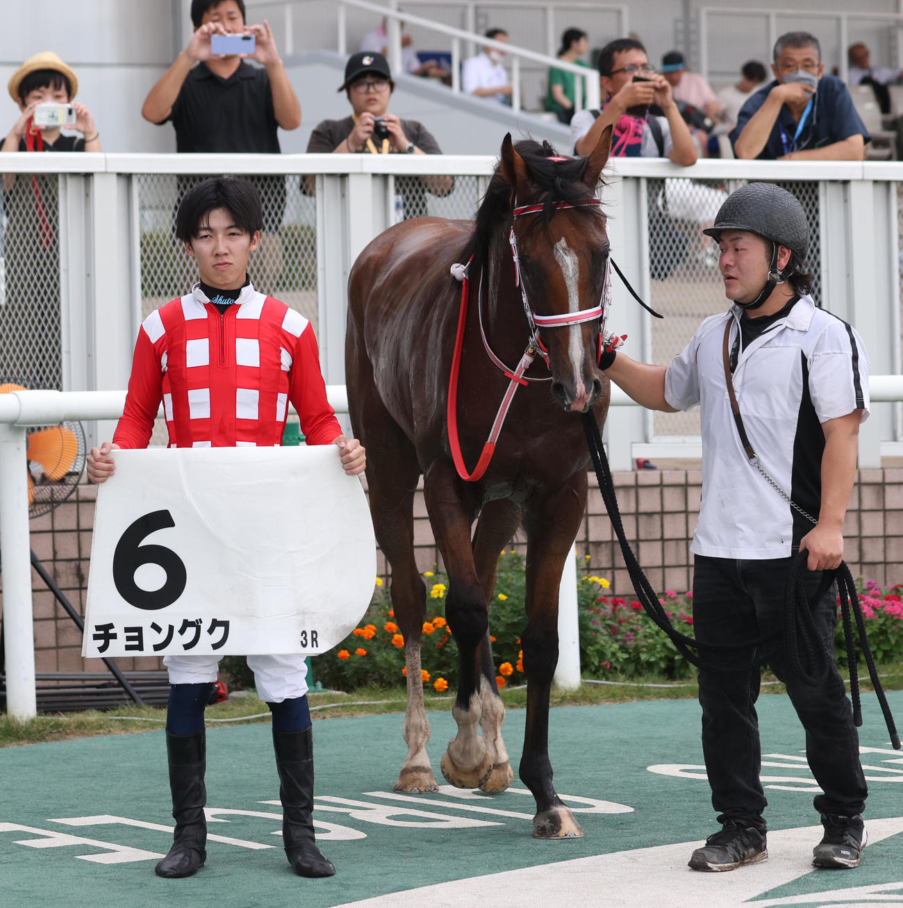 新潟3R、チョングクの口取りに並ぶ小林脩斗騎手（撮影・柴田隆二）