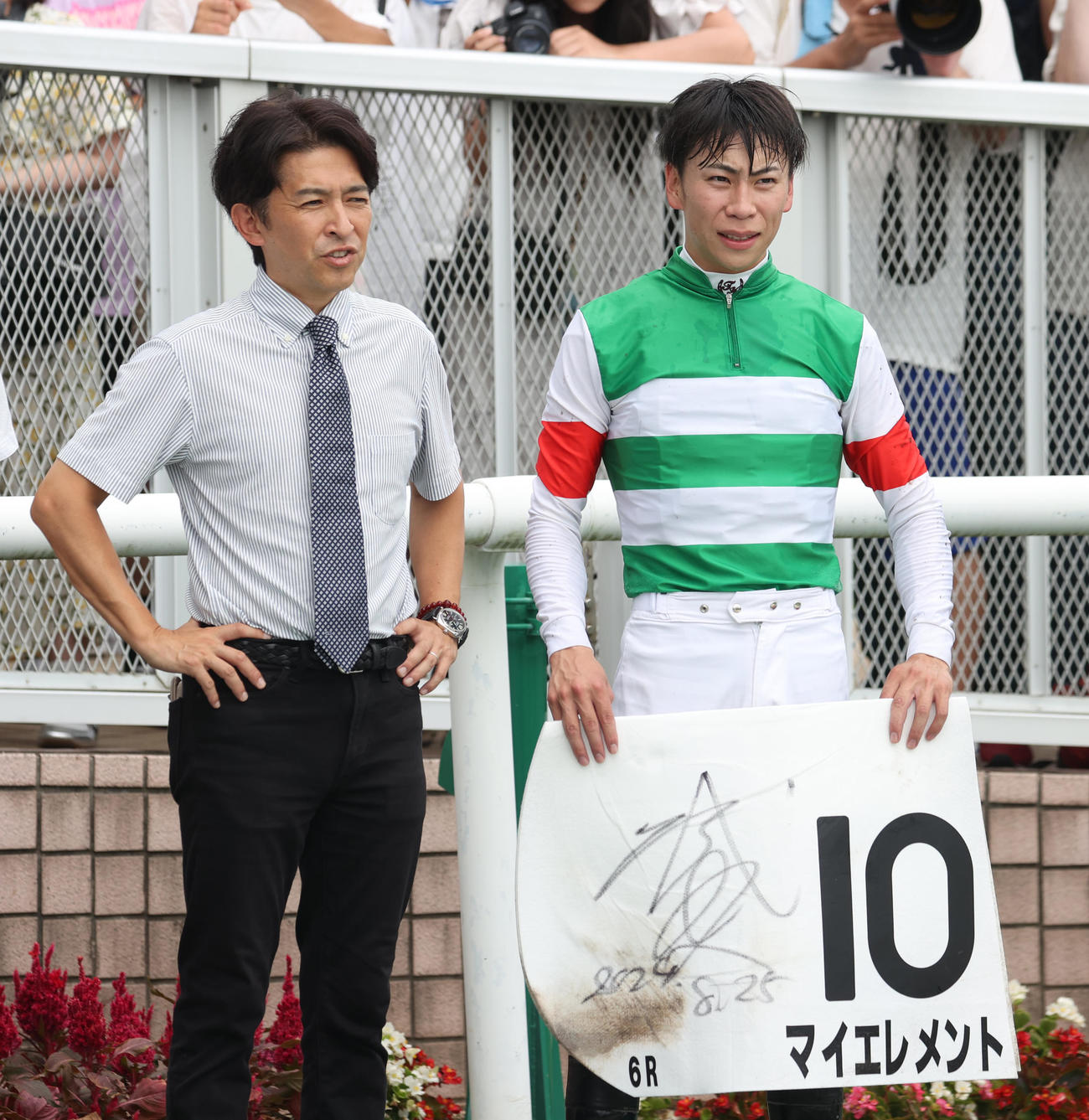 新潟6R、新馬戦を制したマイエレメントの福永調教師（左）、横山武騎手（撮影・柴田隆二）