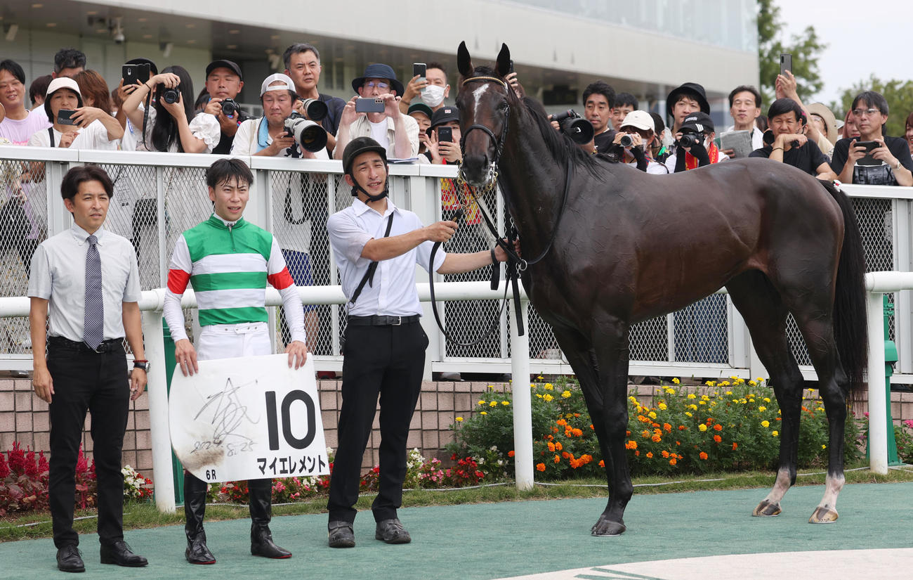 新潟6R、新馬戦を制したマイエレメントと、左から福永調教師、横山武騎手（撮影・柴田隆二）