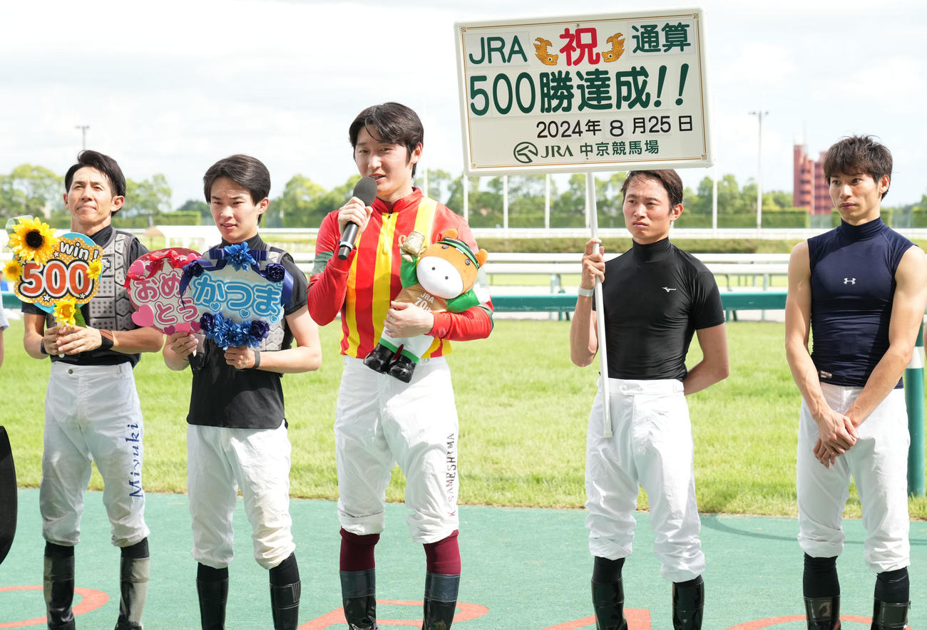 カズペトシーンで勝利しJRA通算500勝を達成した鮫島克駿騎手（左から3人目）（撮影・森本幸一）
