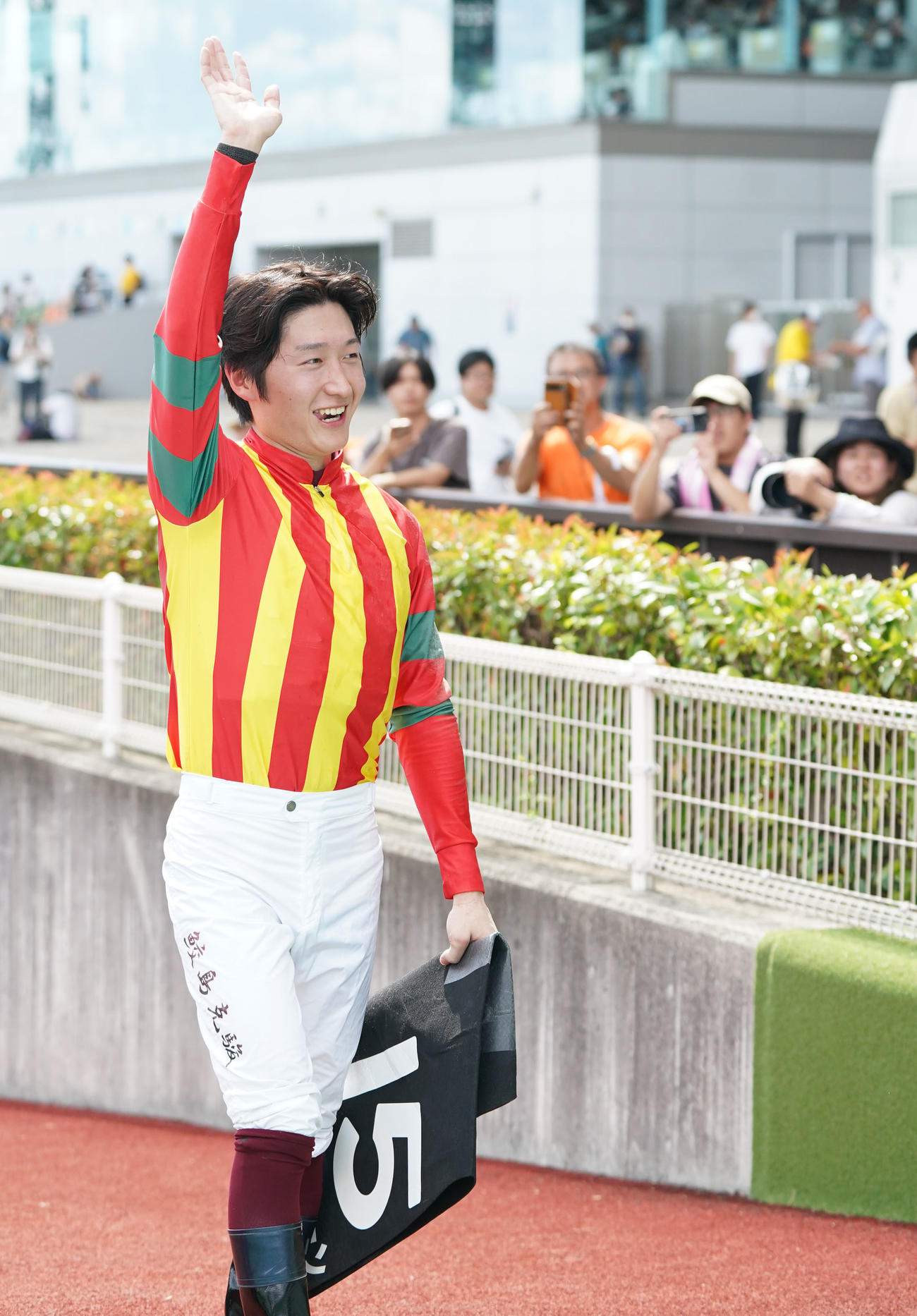 カズペトシーンで勝利しJRA通算500勝を達成した鮫島克駿騎手（撮影・森本幸一）