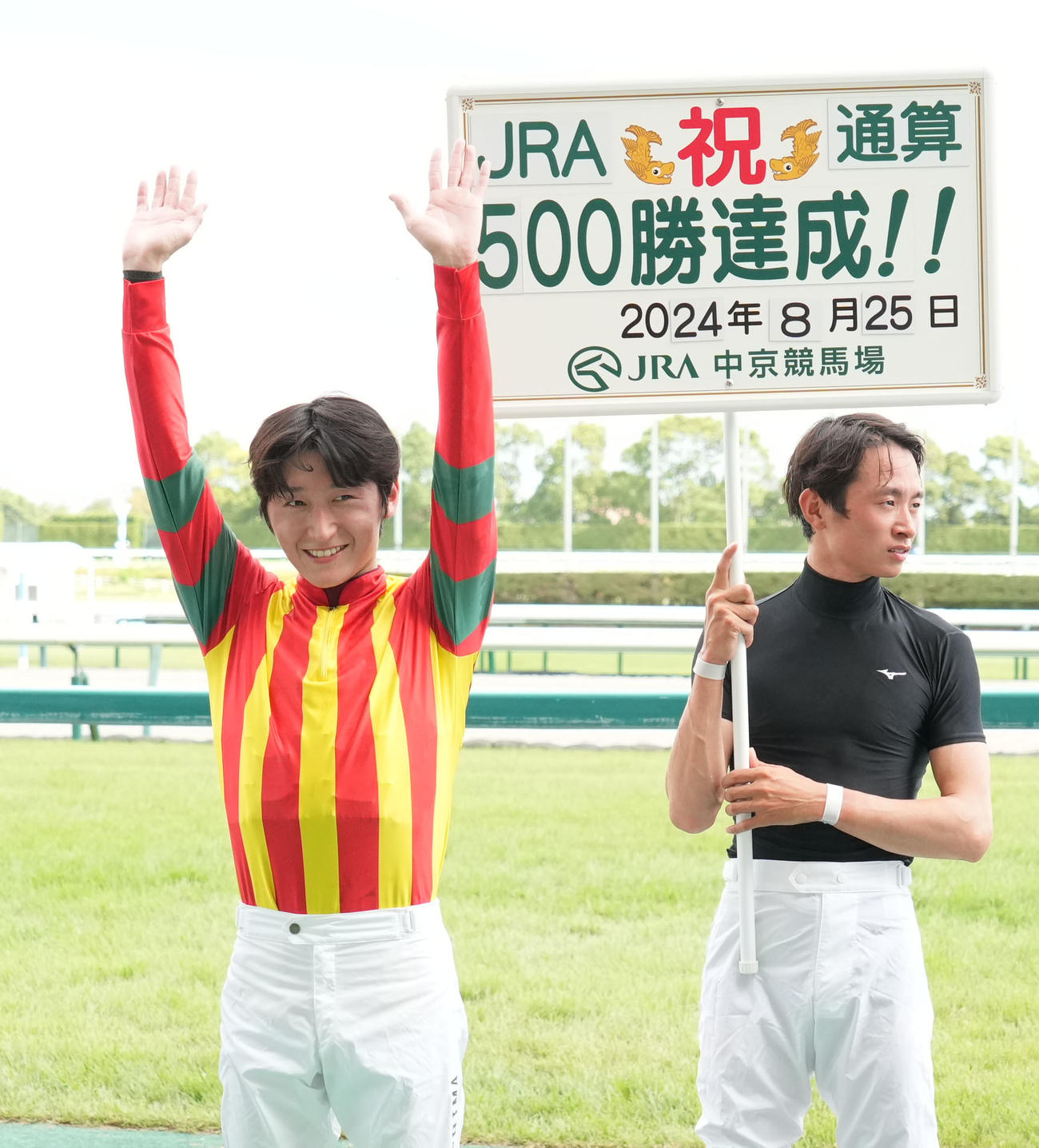 カズペトシーンで勝利しJRA通算500勝を達成した鮫島克駿騎手（左）（撮影・森本幸一）