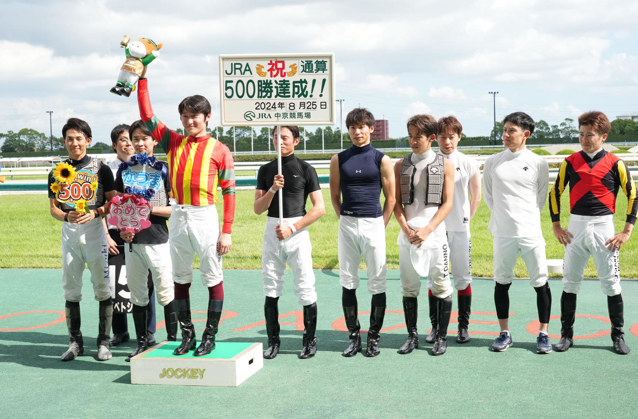 カズペトシーンで勝利しJRA通算500勝を達成した鮫島克駿騎手（左か4人目）（撮影・森本幸一）