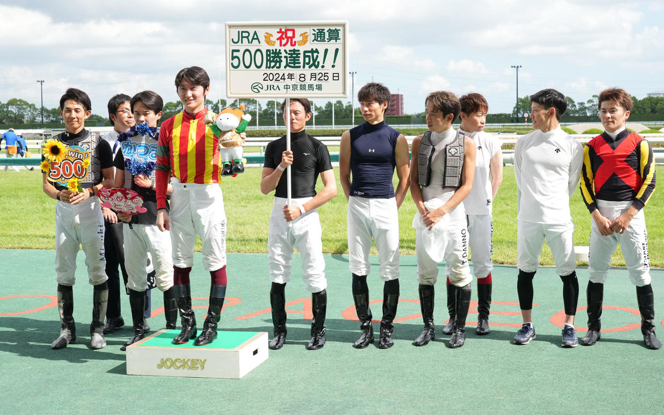 カズペトシーンで勝利しJRA通算500勝を達成した鮫島克駿騎手（左か4人目）（撮影・森本幸一）