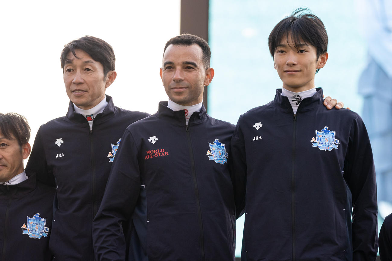 2024WASJ優勝のJ・モレイラ騎手（中）、2位の武豊騎手（左）、3位の坂井騎手（右）