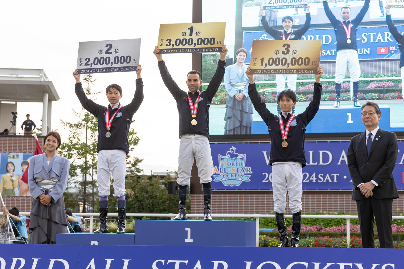2024WASJを64ポイントで優勝したJ・モレイラ騎手（中）（撮影・村野早祐）