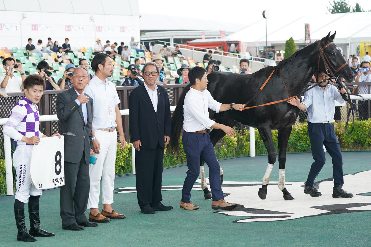 新馬戦を制したクラウディアイと西村淳騎手（撮影・森本幸一）