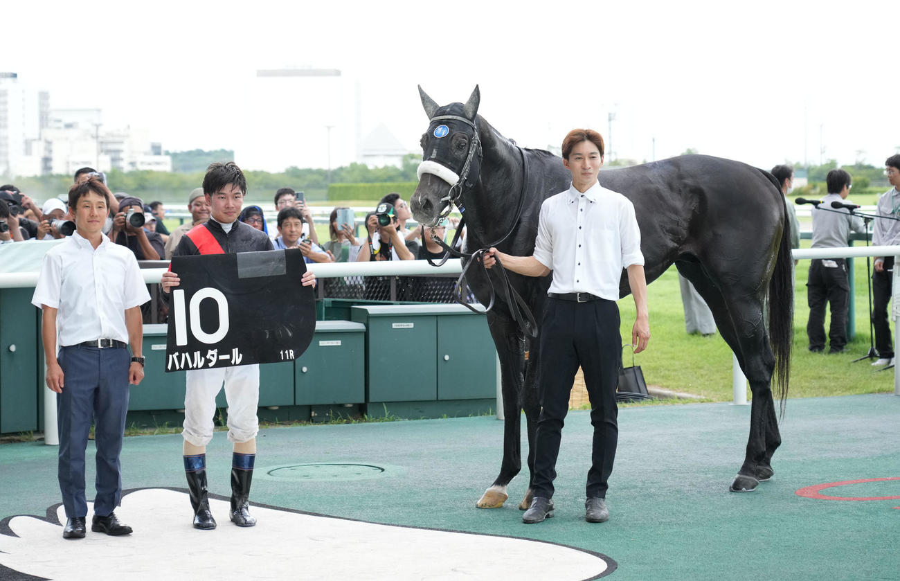 名鉄杯を制したバハルタールと水口騎手（撮影・森本幸一）