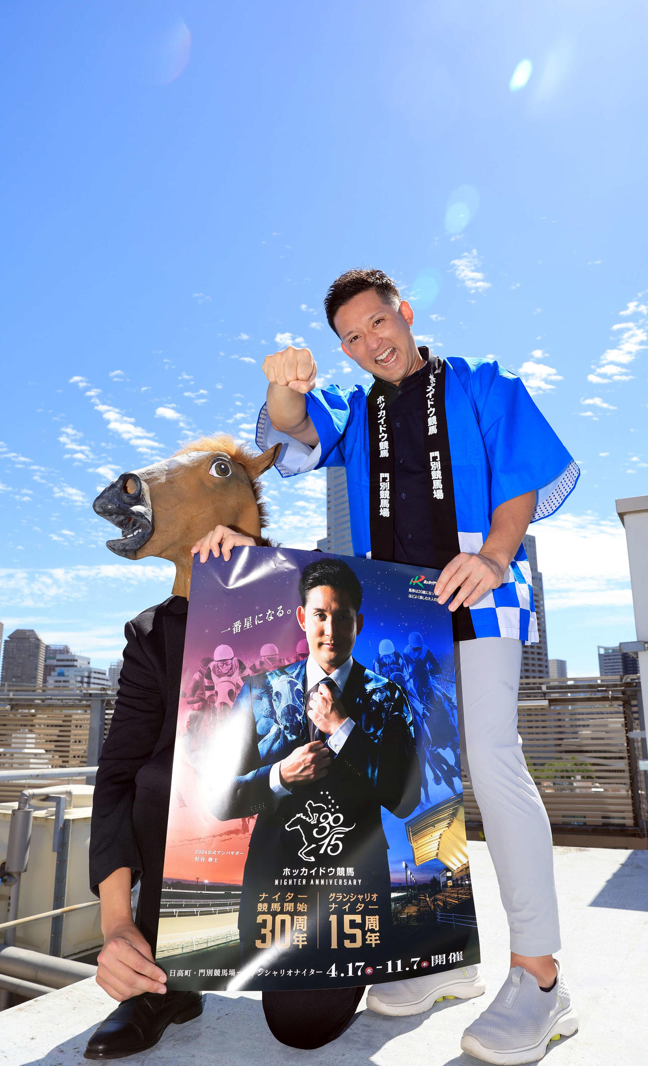 元気なガッツポーズで、アンバサダーを務める門別競馬をPRする杉谷拳士氏（撮影・浅見桂子）