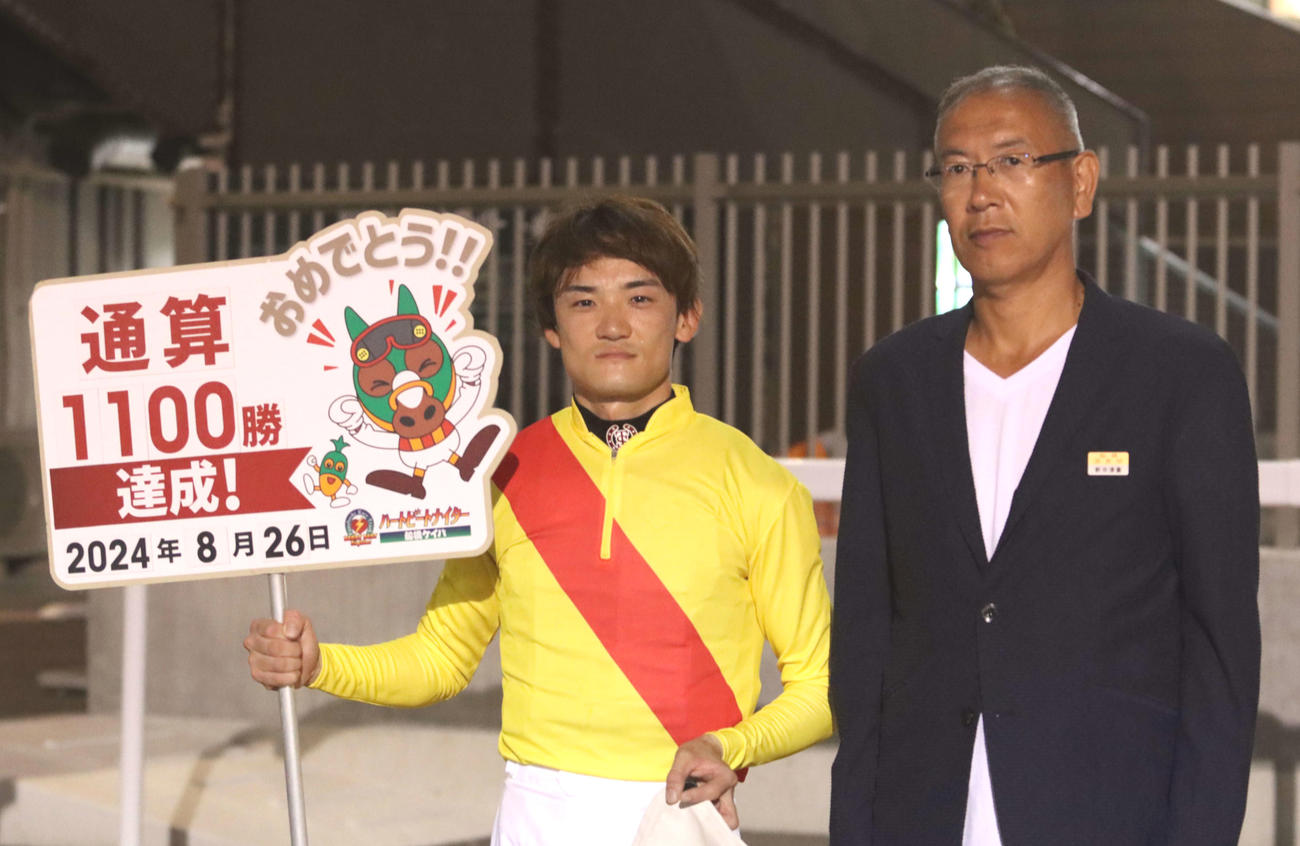 船橋12Rで地方競馬通算1100勝を達成した船橋の新井清重調教師（右）